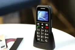 Brico Fysic Fm-7500 Mobiele Telefoon Voor Senioren Met Noodknop, Zwart- Kluizen