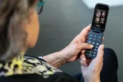 Brico Fysic Fm-9760Zt Mobiele Klaptelefoon Voor Senioren Noodknop Zwart- Kluizen